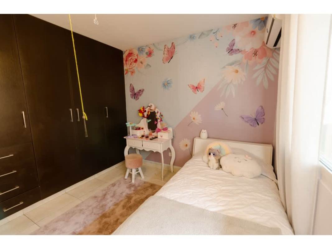 Kids bedroom with large wardrobe, butterfly wall art in Limajos Panama house for sale