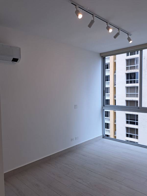 Minimalist bedroom with window, AC, blackout curtains at PH Urbana Panama