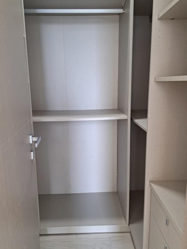 Spacious modern walk-in closet with shelves and storage PH Urbana Obarrio