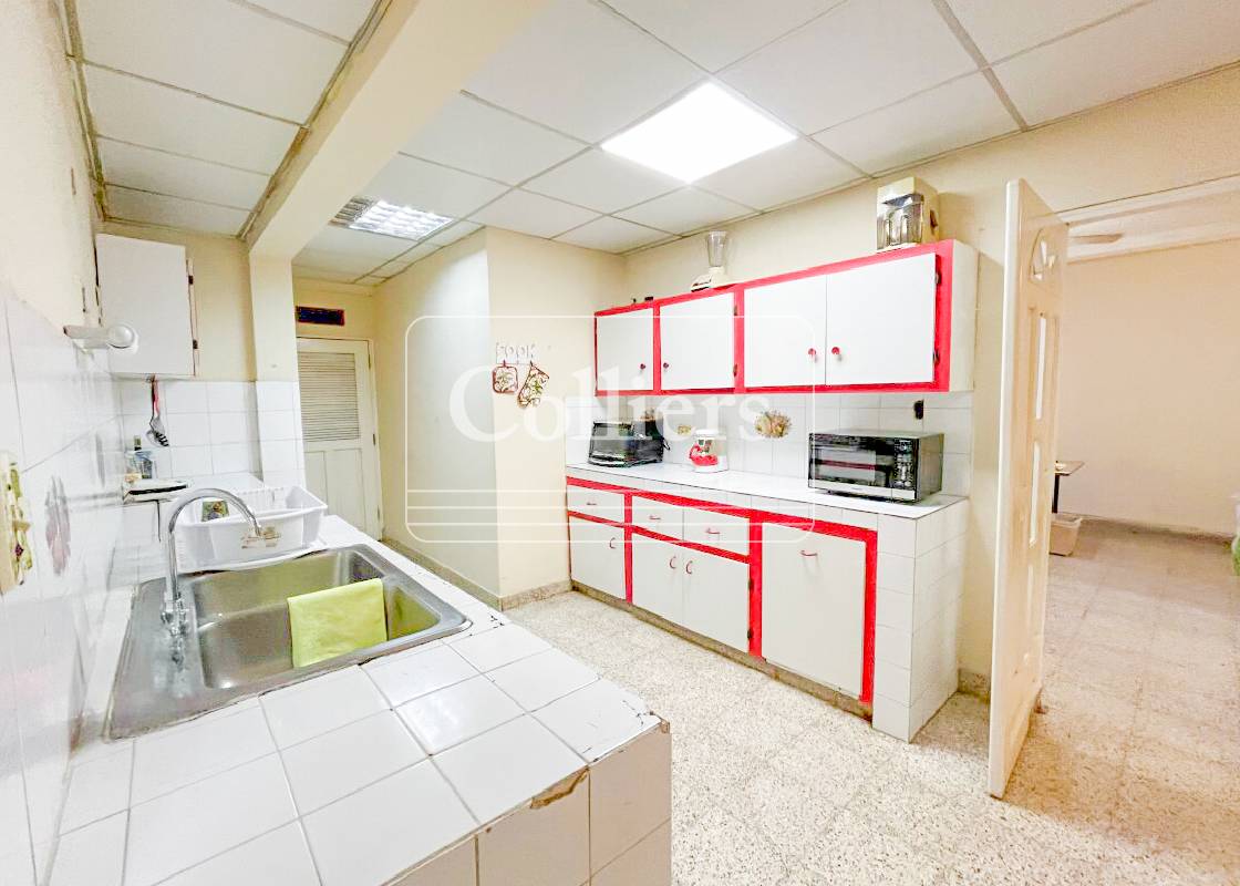 Residential-style kitchen with cabinets, appliances, and tiled counters in Chanis Panama