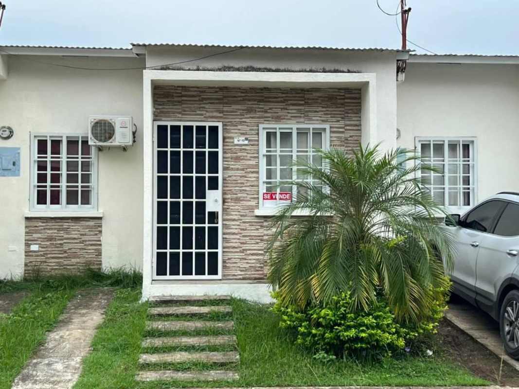 Gated single-story house with garden parking in Mirador del Bosque Deluxe Panama City