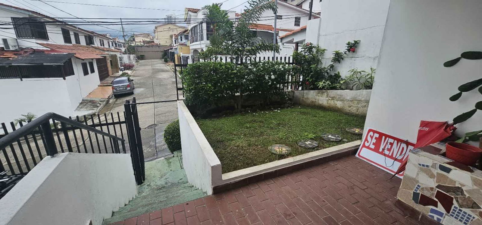 Spacious living and dining room with tiled floor and arched doorway inside Residencial Limajo house for sale Panama