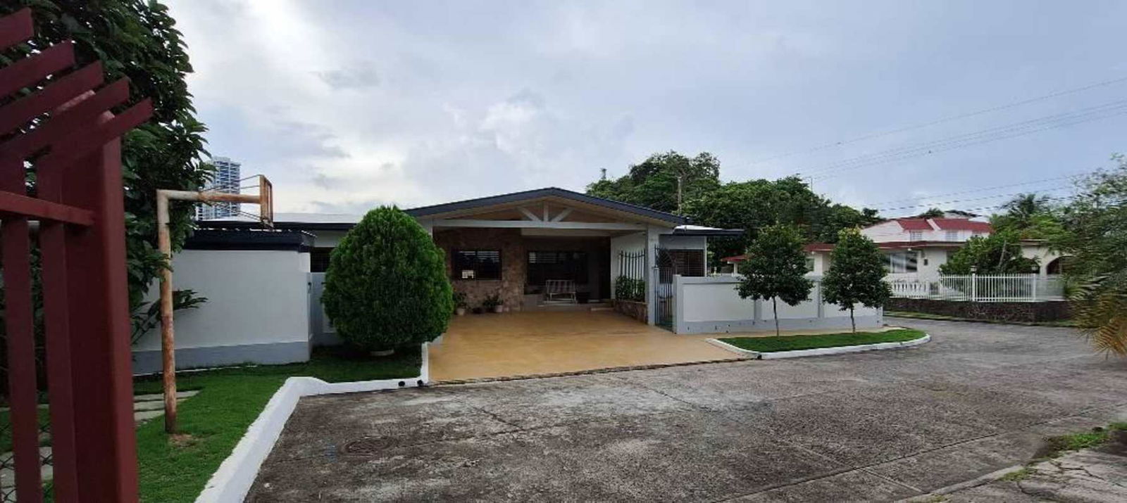 Spacious kitchen with granite countertops, center island, and appliances in La Gloria Betania Panama