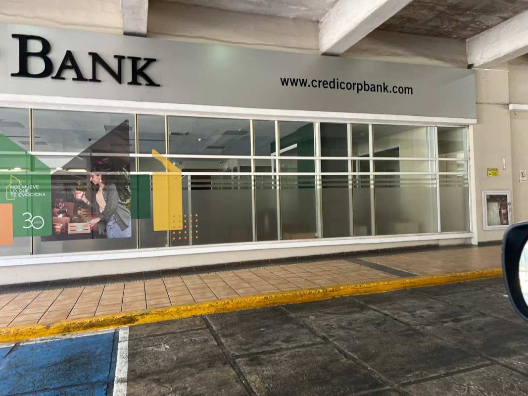 Modern office space with glass walls and cubicles, partitioned interior workspace in Credicorp Plaza El Dorado Panama