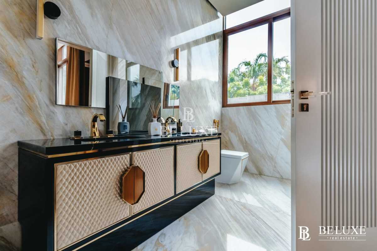Fully equipped luxury kitchen with island, marble counters and ocean views Ocean Reef Island Panama