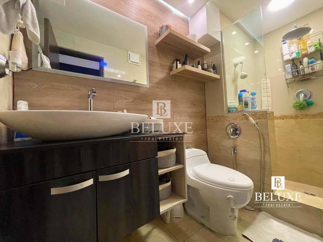 Apartment kitchen with granite countertops, wood cabinets and appliances in PH Perlas del Pacífico Punta Paitilla