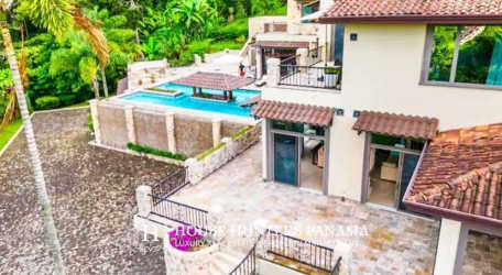 Master bedroom with garden view and luxury finishes in Valle Escondido mansion Boquete Panama