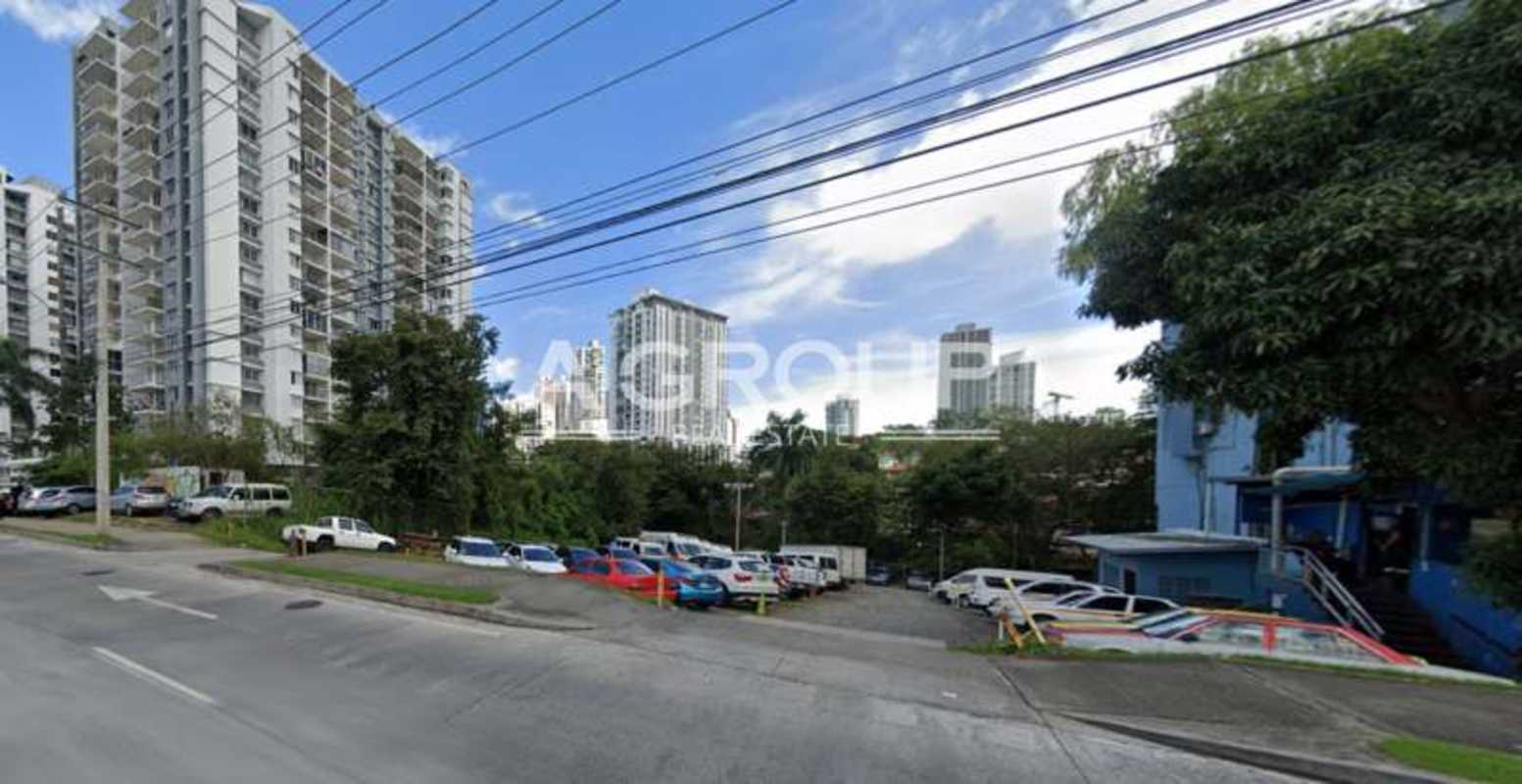 Street view showing 30-meter frontage of 2500 m2 land plot on Vía Transístmica Pedregal Panama