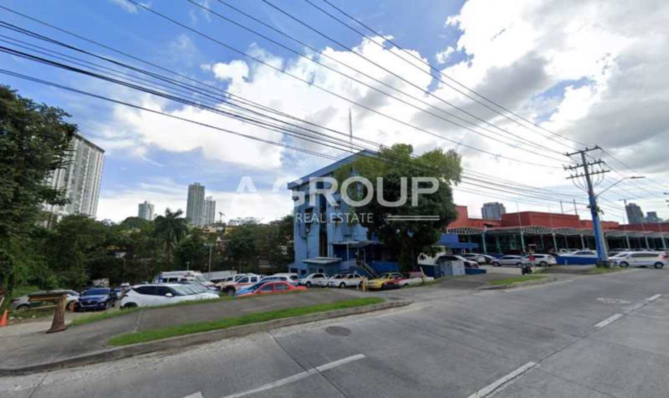 Commercial multi-story building adjacent to the 2500 m2 lot on Vía Transístmica Pedregal Panama City suitable for development