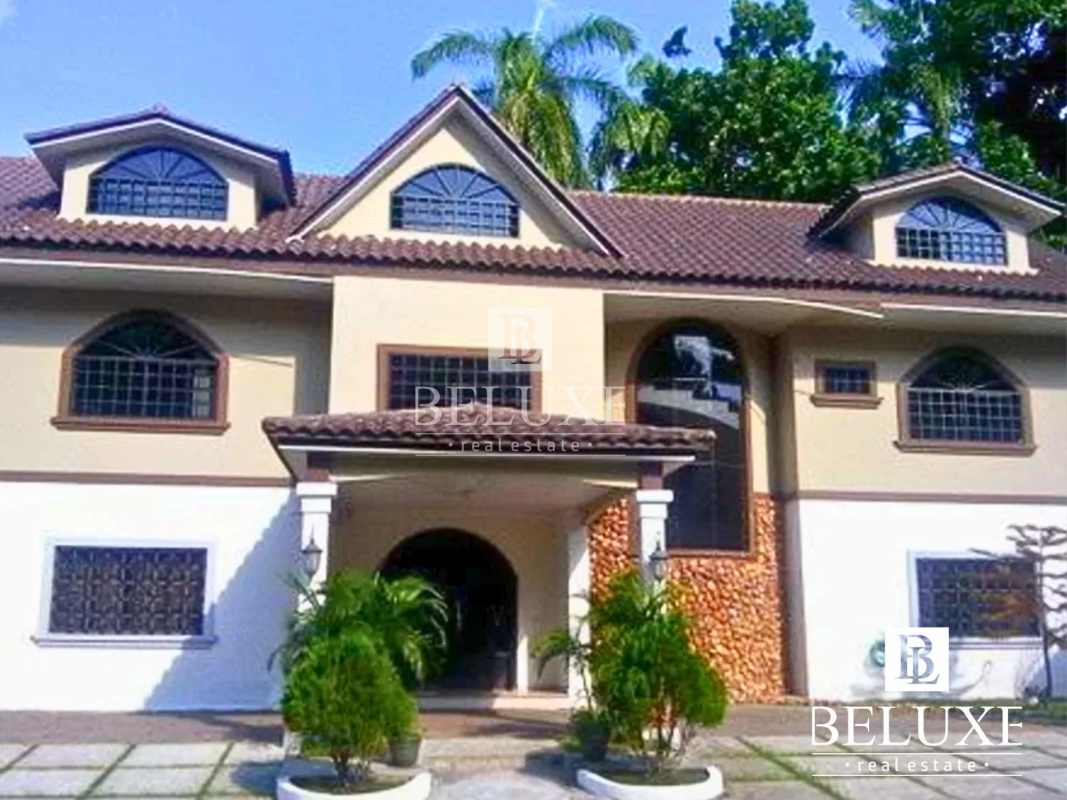 Large living room with arched window and tiled floor in house for sale in Albrook Clayton