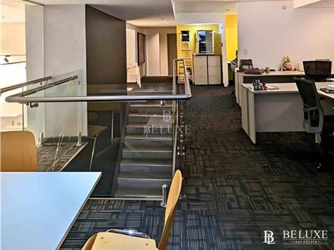 Bright open-plan professional office at PH Yoo Panama with ergonomic setup