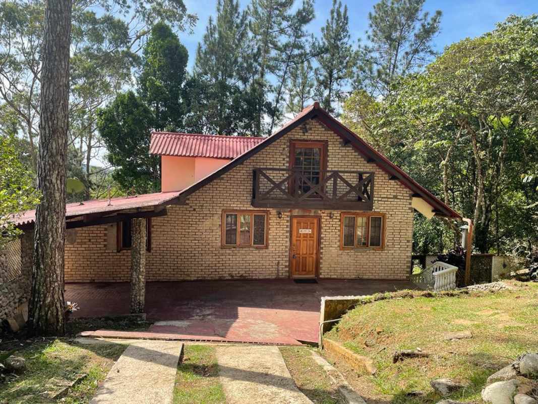 Three-level rustic house in Altos de Cerro Azul with lush mountain views and ample terraces