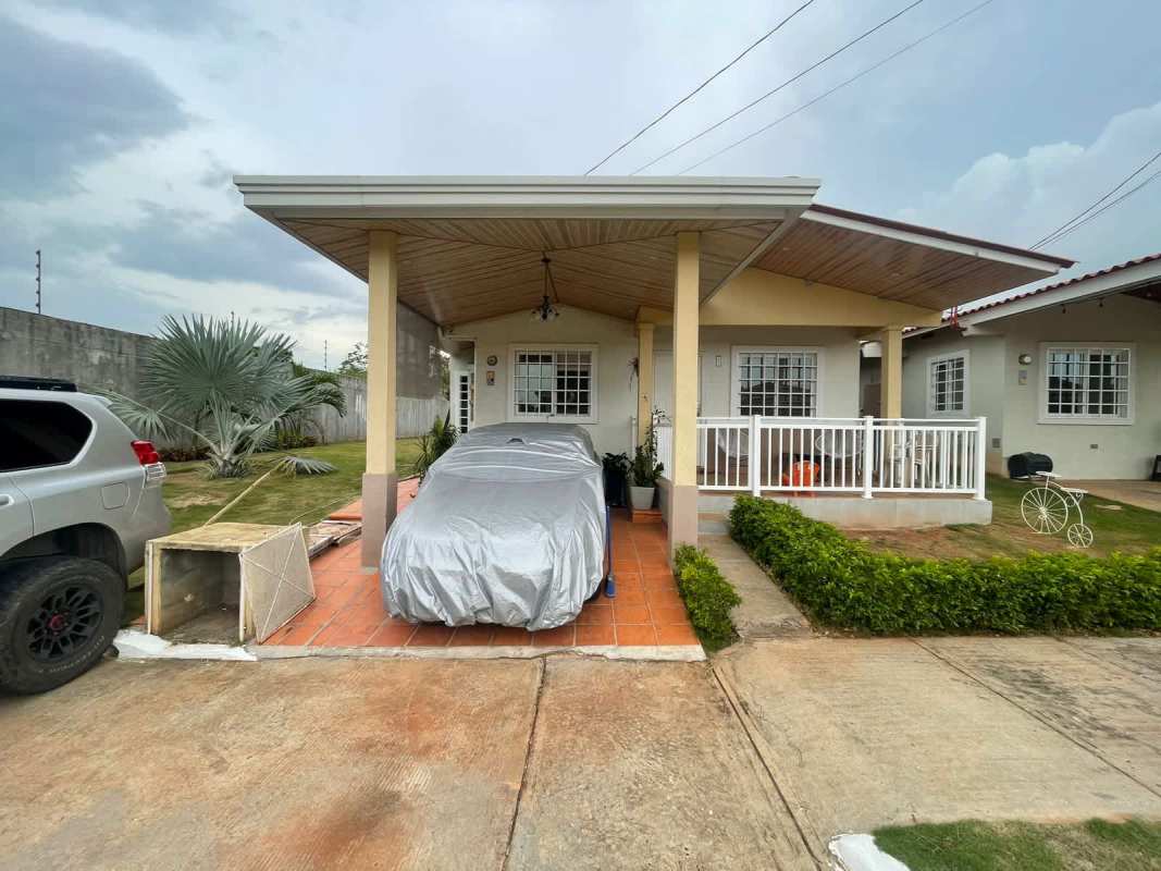 Single-family suburban house with carport, tiled driveway, landscaped garden in PH Monte Bello 24 de Diciembre Panama