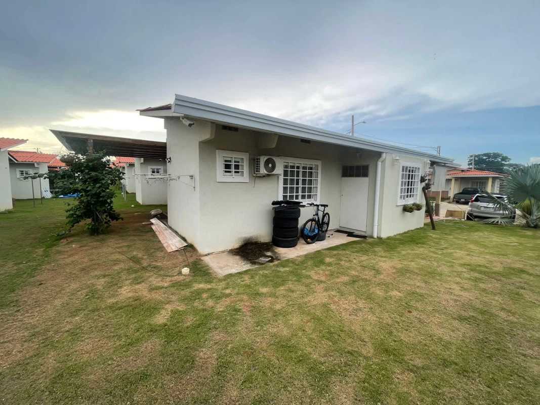 Exterior lawn area and side wall of single-story house PH Monte Bello 24 de Diciembre Panama