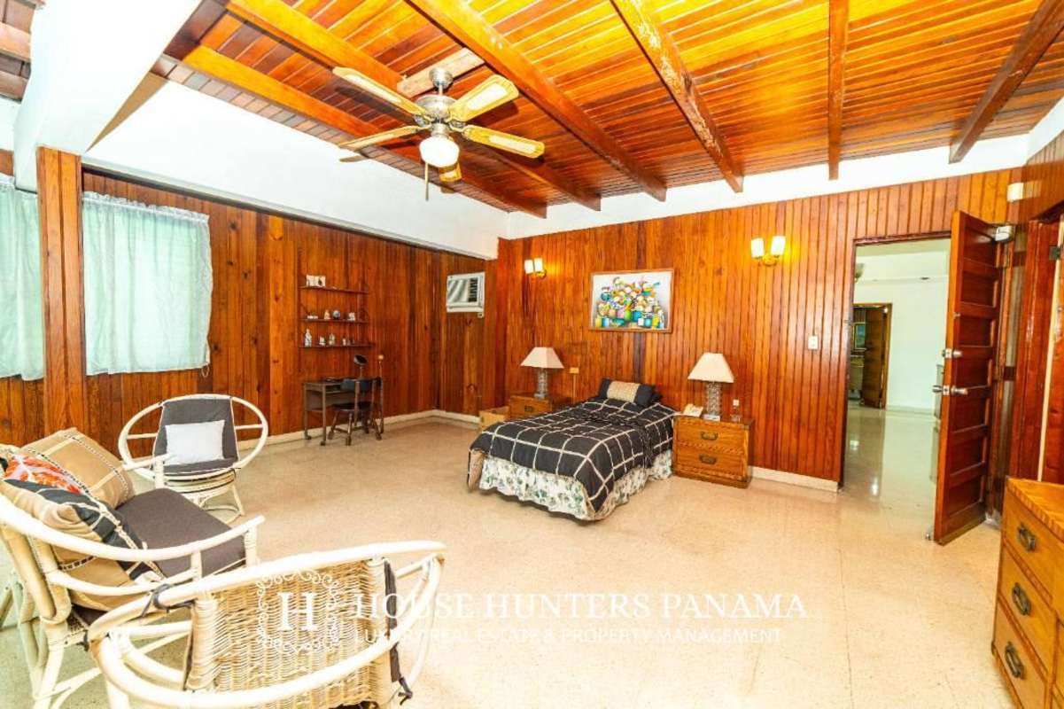 Street view access to large development land for sale in San Francisco Panama City neighborhood