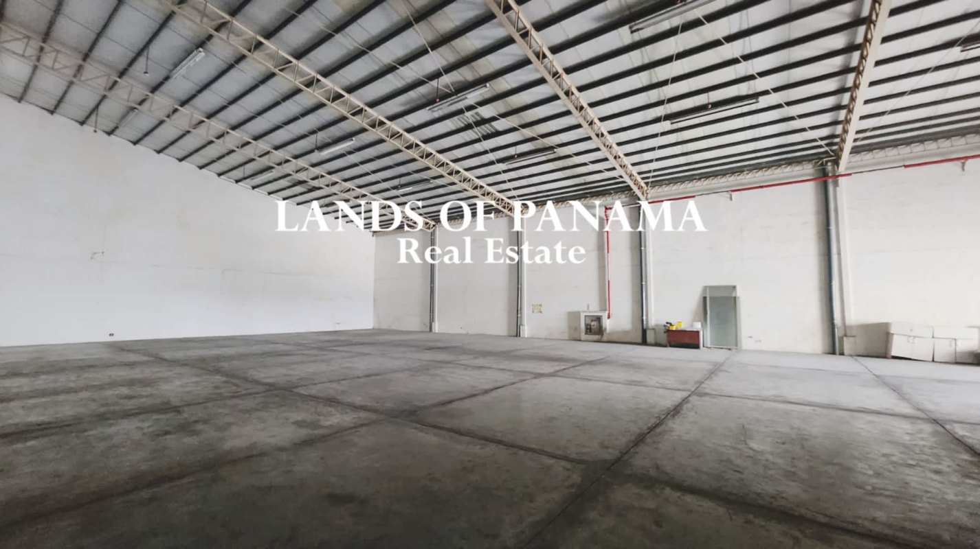 Large empty warehouse with high clear ceiling and reinforced concrete floors Panama