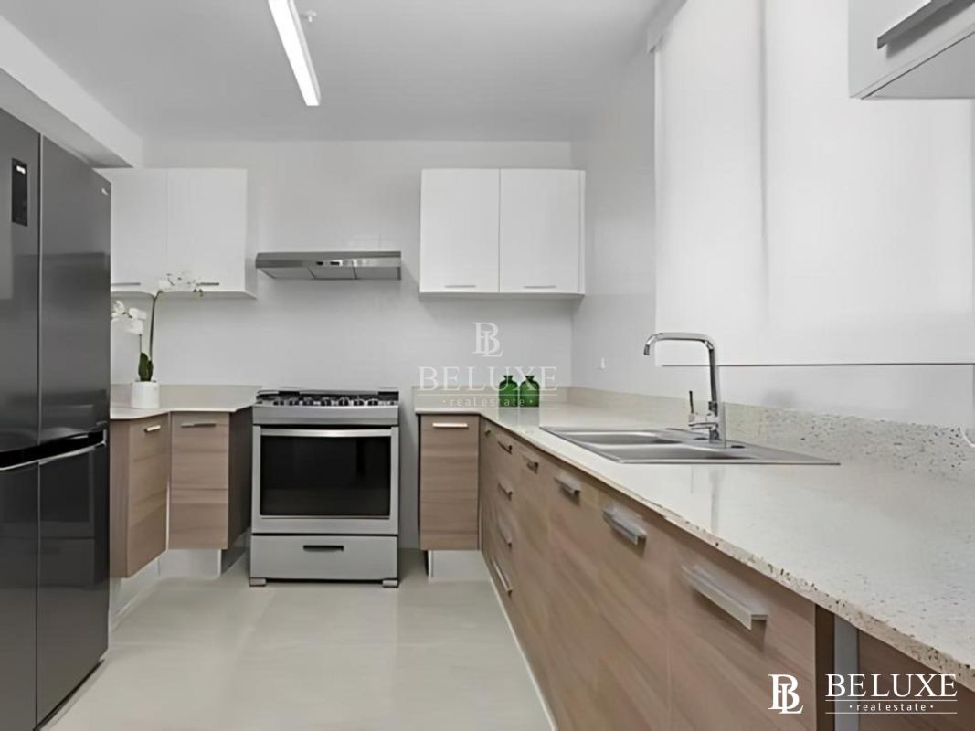 Outdoor swimming pool and sundeck at PH Kings Park residential in Panama