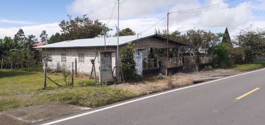 Affordable rural single-story home with fenced yard and metal roof located in Volcán Chiriquí Panama