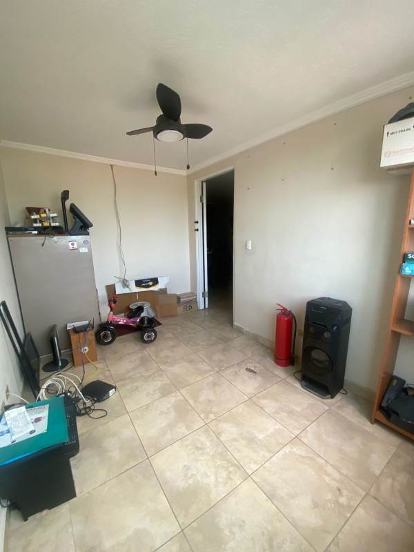 Child bedroom with purple wall accents tiles ceiling fan and closet PH Girasoles Panama