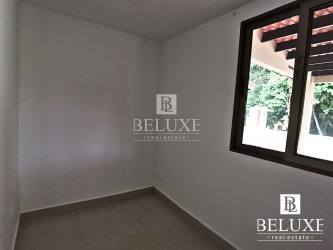 Ample kitchen with granite counters and appliances in Woodlands house Panama Pacifico