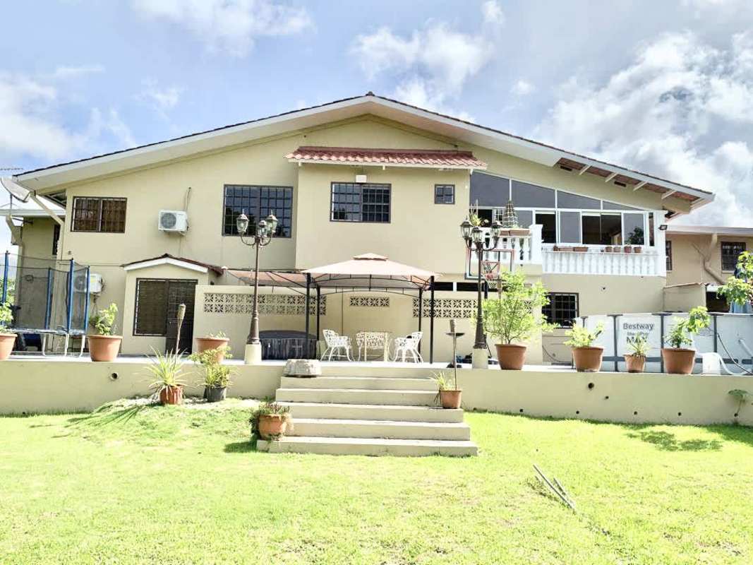 Remodeled Family House with Garden in Clayton Panama