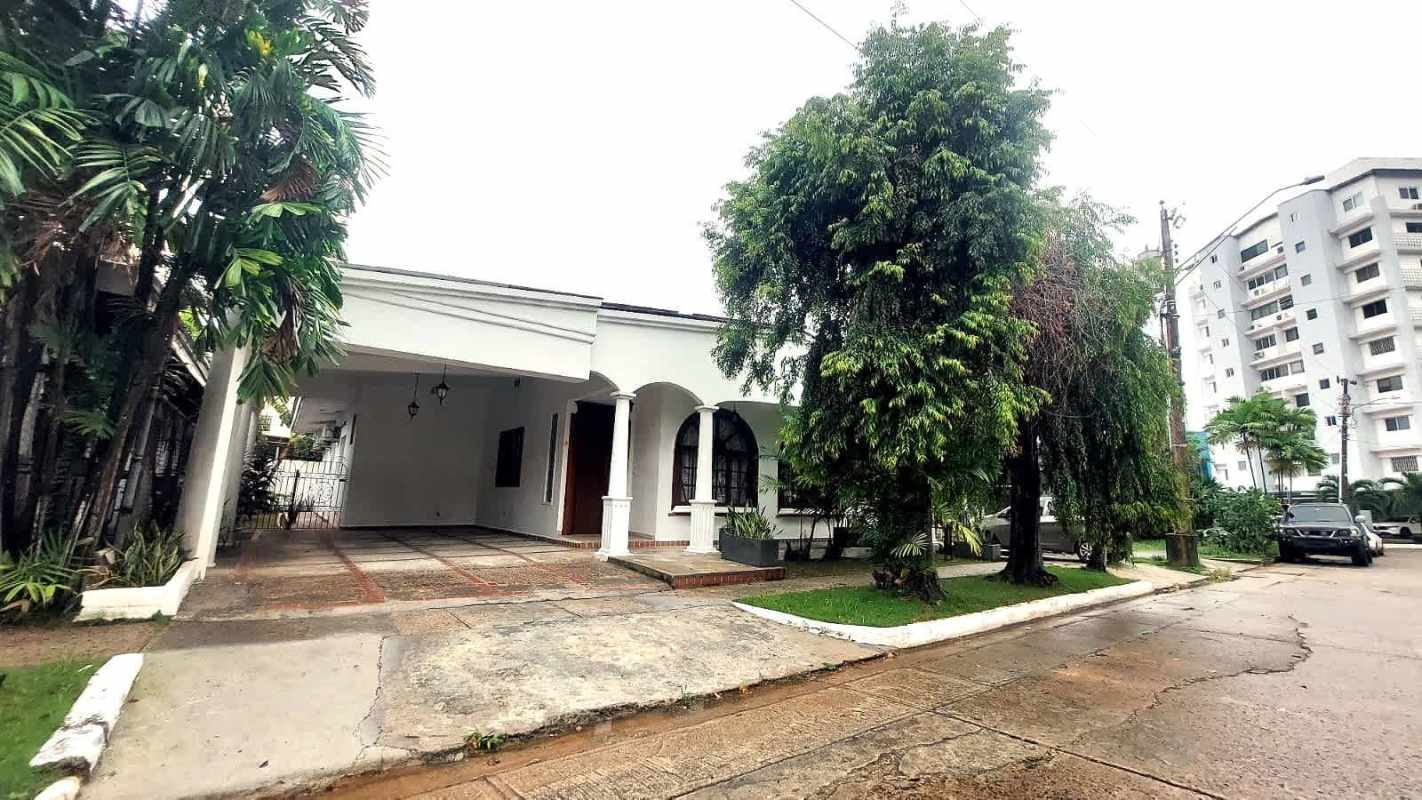 Spacious 4BR 5BA Chalet House with Garden in Obarrio Panama