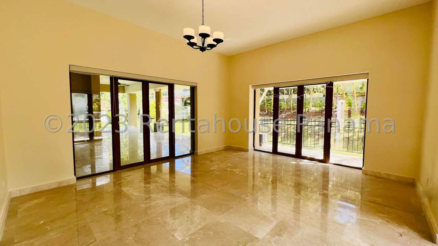 Luxury 4BR Villa with Pool in Los Senderos de Clayton