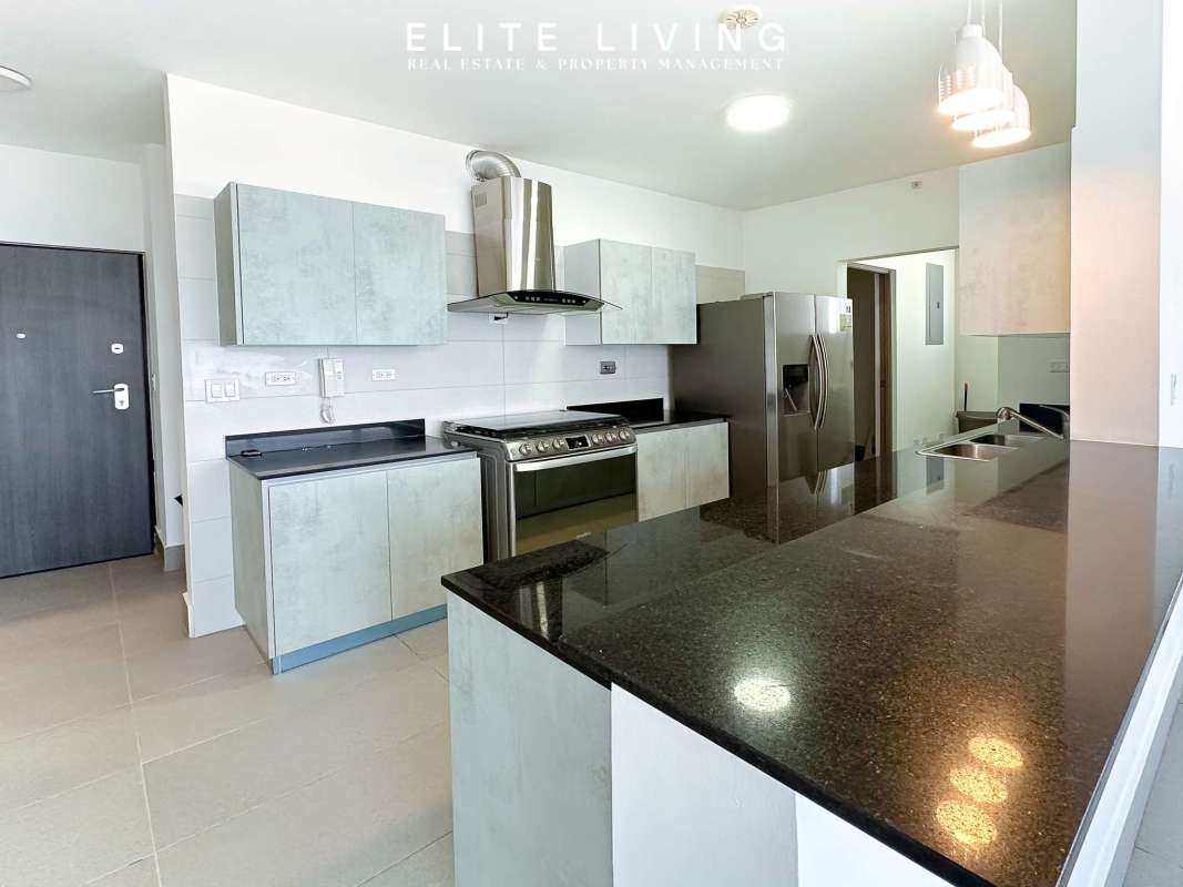 Spacious master bedroom with walk-in closet and city views at PH Loma Vista Tower Panama