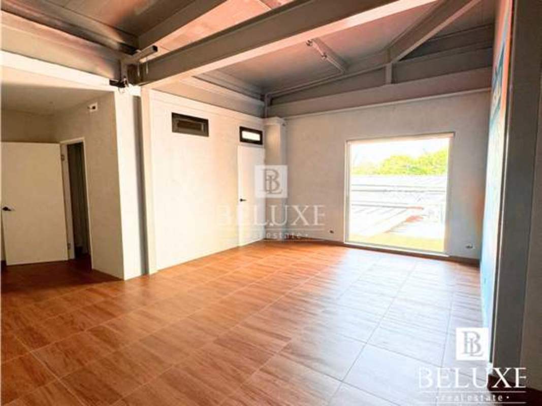 Large open restaurant floor with tiled floors and high exposed ceilings for lease in San Francisco Panama