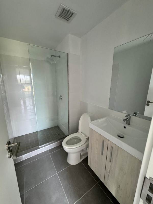 Modern residential tower PH Vista Pacífica facade in Río Abajo Panama