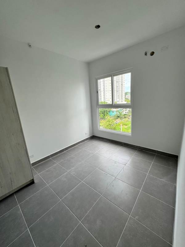 Bedroom in Panama condo PH Vista Pacífica with window and closet