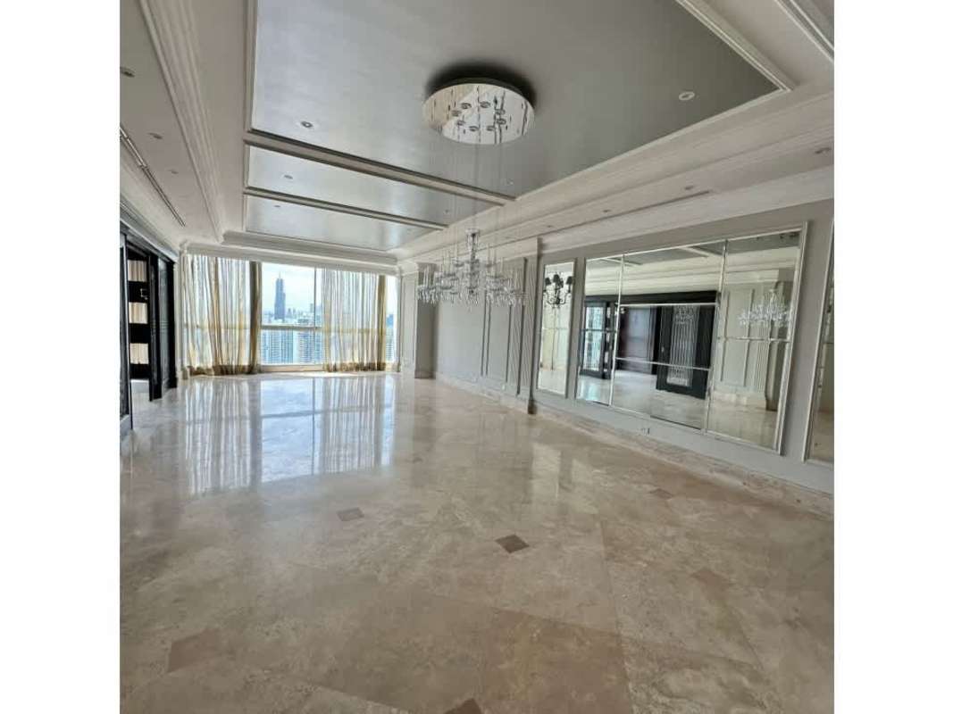 Spacious semi-open kitchen with granite countertops PH Península Punta Paitilla Panama