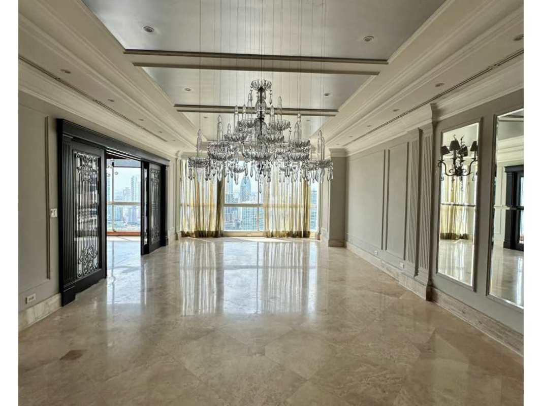 Master bedroom with large windows and ocean view in PH Península Punta Paitilla Panama