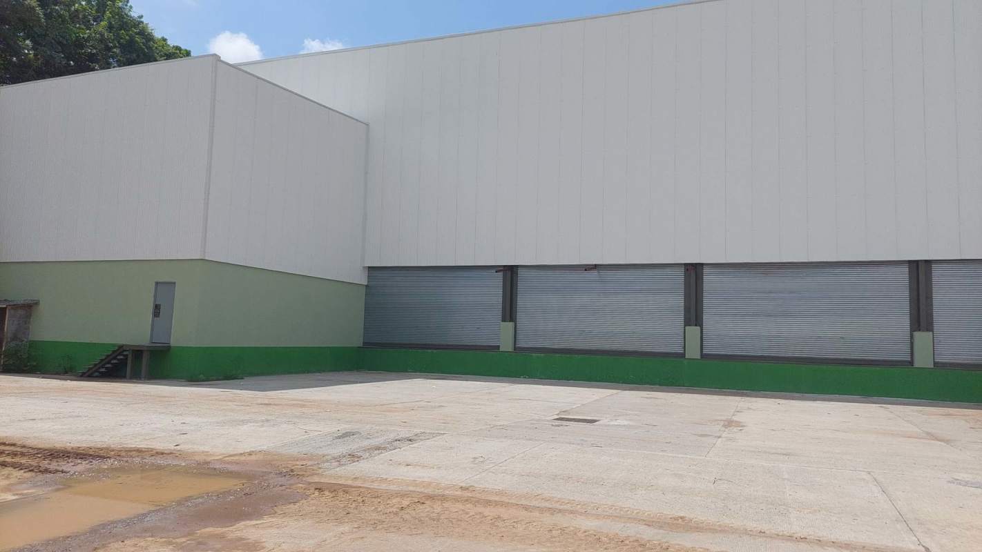 Side view industrial warehouse park with loading docks at Parque Mega Galeras Las Mañanitas Panama