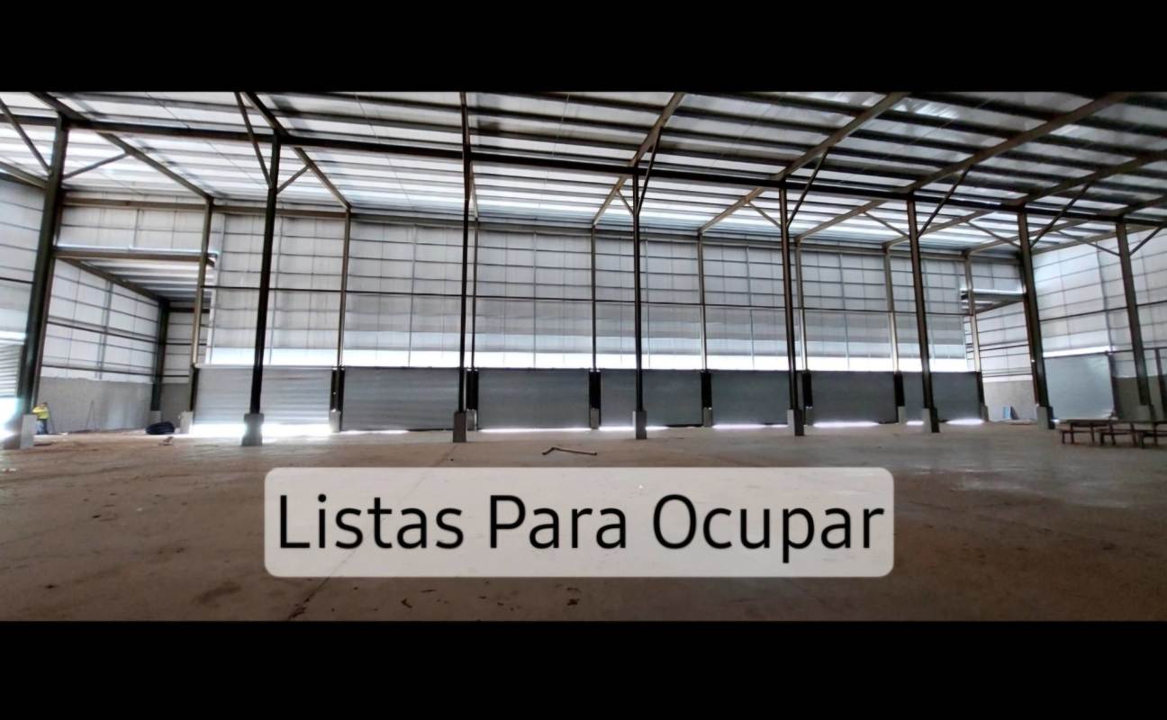 Large interior warehouse space with tall ceilings, metal structures in Parque Mega Galeras Las Mañanitas Panama