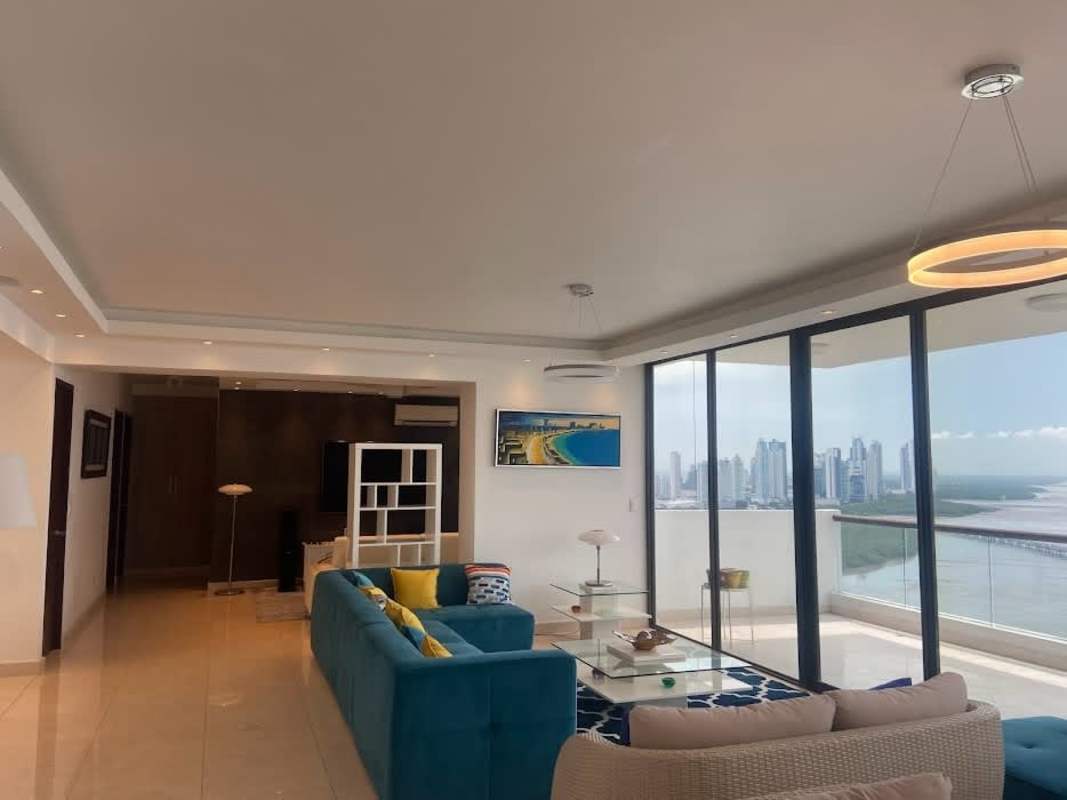 Modern bedroom with floor-to-ceiling windows and Pacific Ocean views in PH Dal Mare Panama