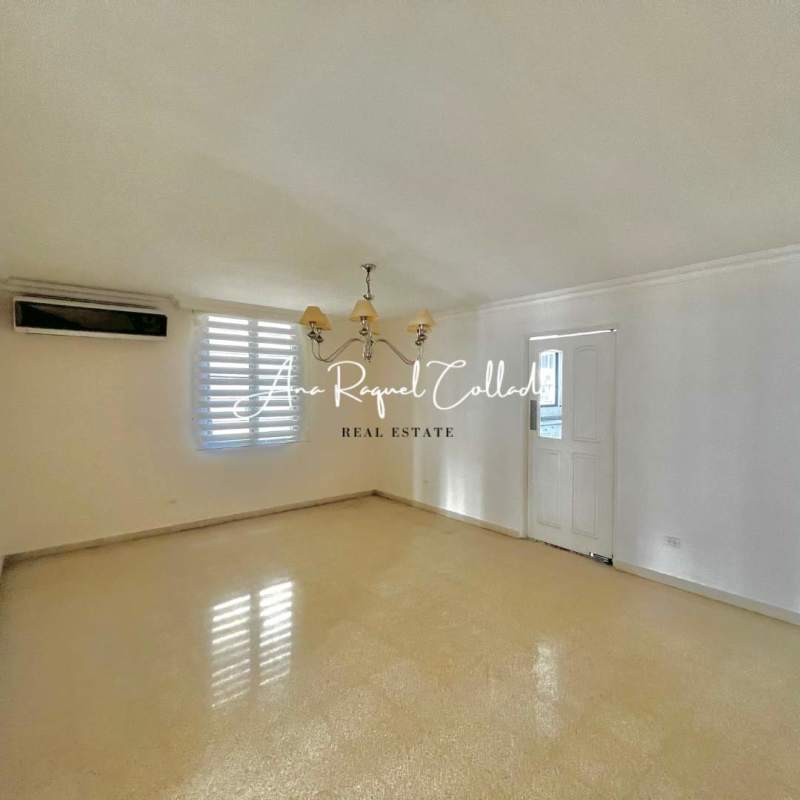 Modern living room with porcelain tile floor, windows, AC PH Marina del Mar Panama