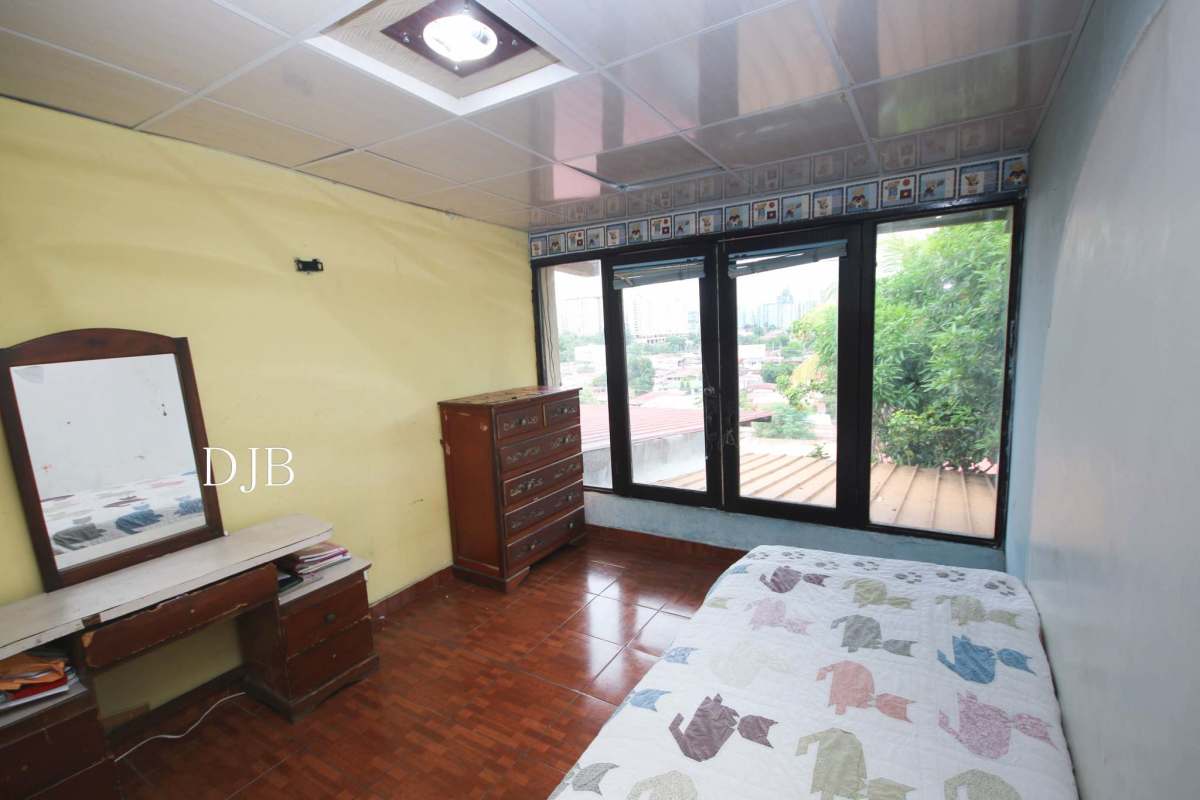 Traditional kitchen with appliances tile backsplash duplex house Betania Panama