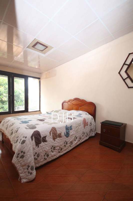 Separate dining room with ceiling fan and traditional finishes in Betania Panama house