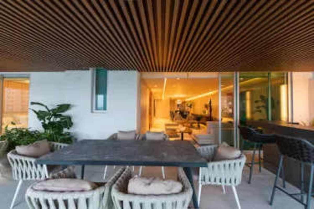 Master suite with ocean view, en-suite bathroom and balcony in PH Costanera