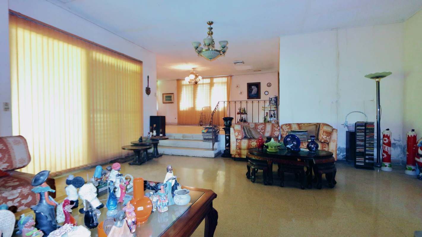 Formal dining room connected to kitchen tile floors Milla 8 Las Cumbres
