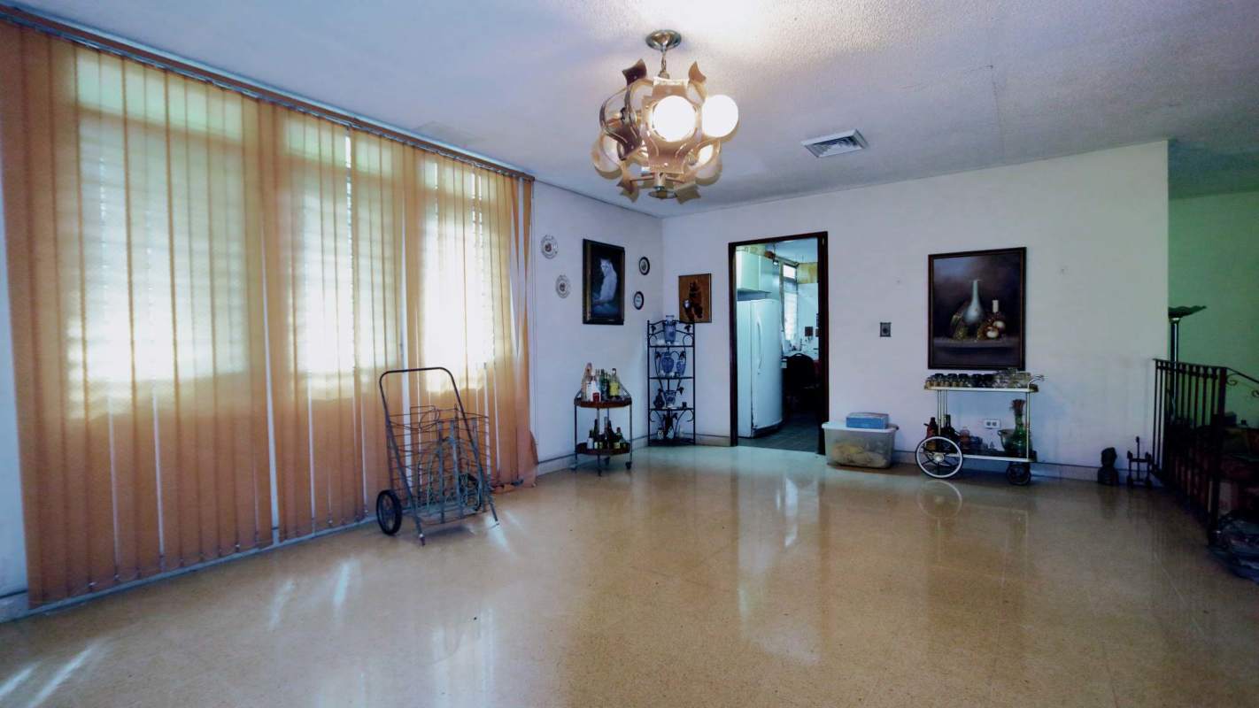 Wide entrance and foyer with tile floors in large family home at Milla 8 Las Cumbres Panama