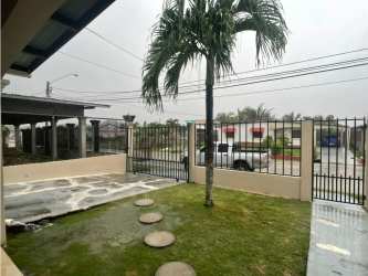 Secure front yard with gated driveway and landscaped frontage of house in El Mirador Coclé