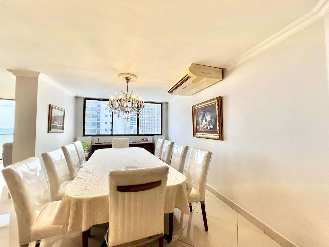 Contemporary bathroom with glass shower in PH Rocamar Avenida Balboa Panama City