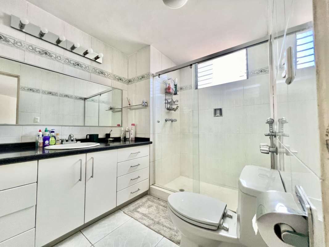 Dining area with panoramic city views PH Rocamar Avenida Balboa Panama