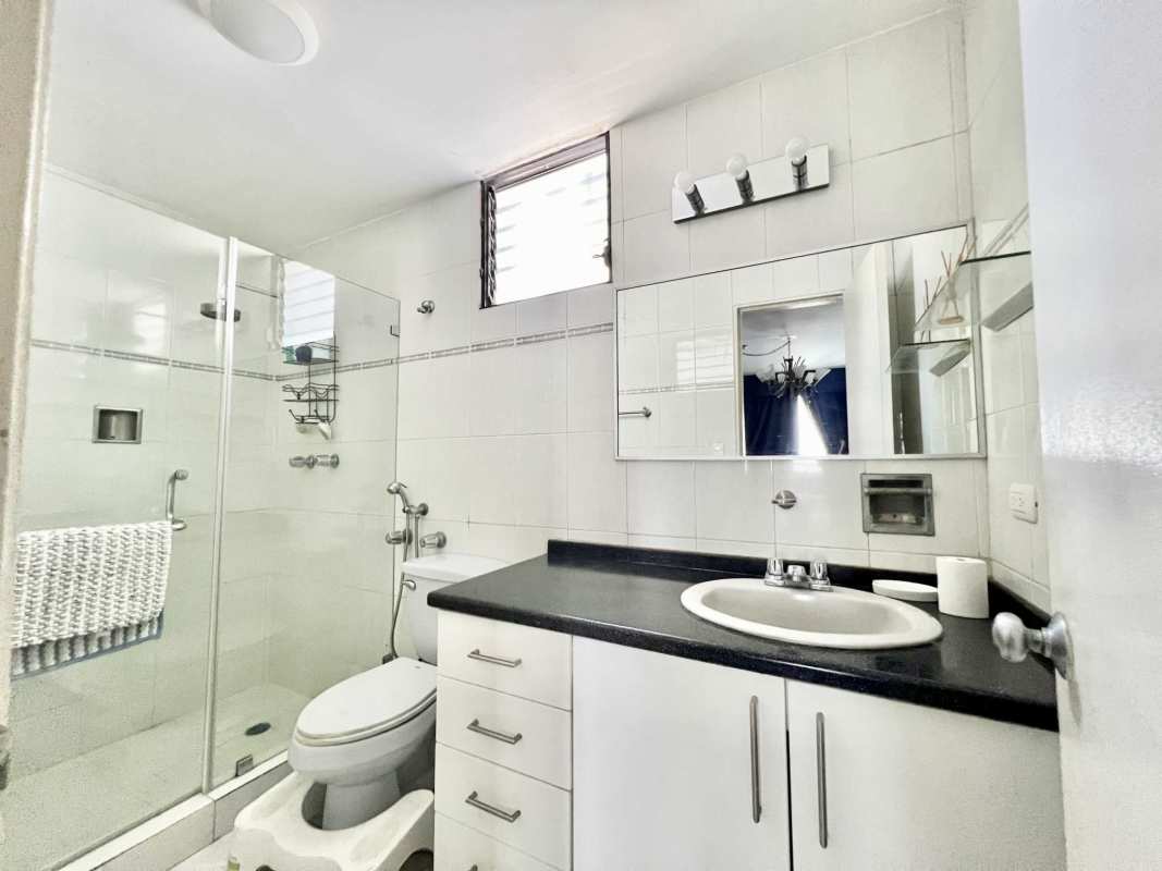 Bright guest bedroom with large windows PH Rocamar Avenida Balboa Panama