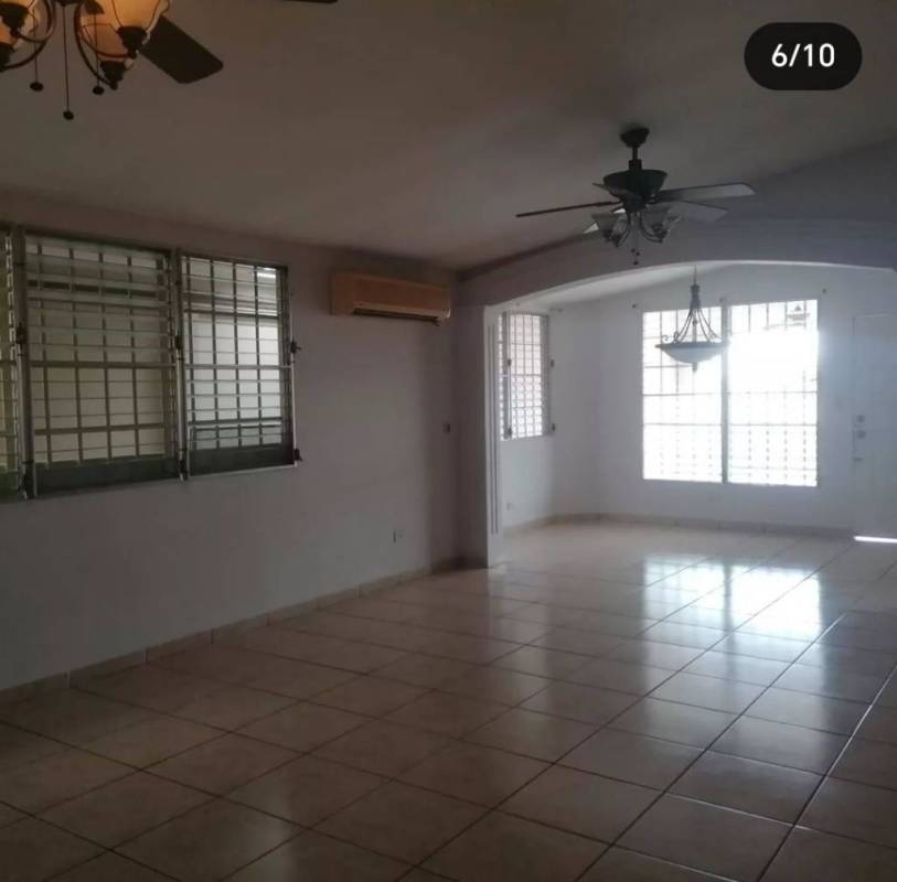 Entrance foyer with ornate door, tiled floor, ample space Panama