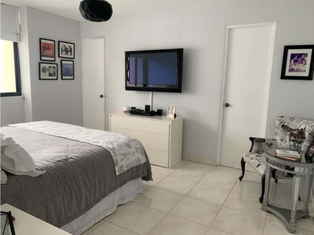 Second bedroom with large windows closet PH Costa del Mar Panama
