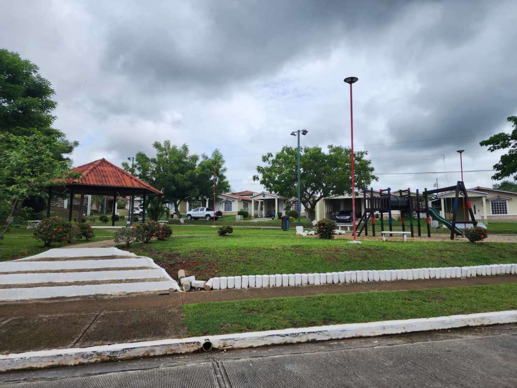 3BR House for Sale in Brisas del Lago Las Cumbres Panama