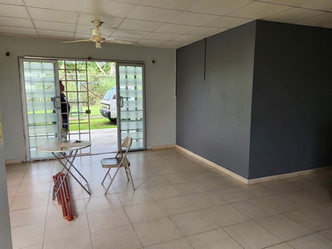 Compact kitchen with granite countertop and cabinets in house for sale Las Cumbres Panama